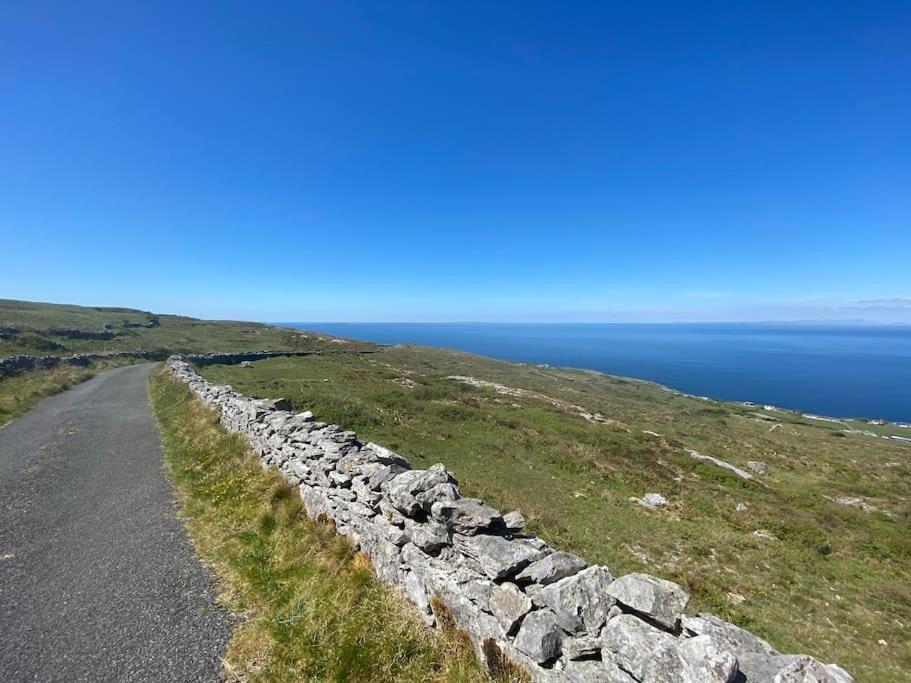 Отель Into The Burren Murroogh Экстерьер фото